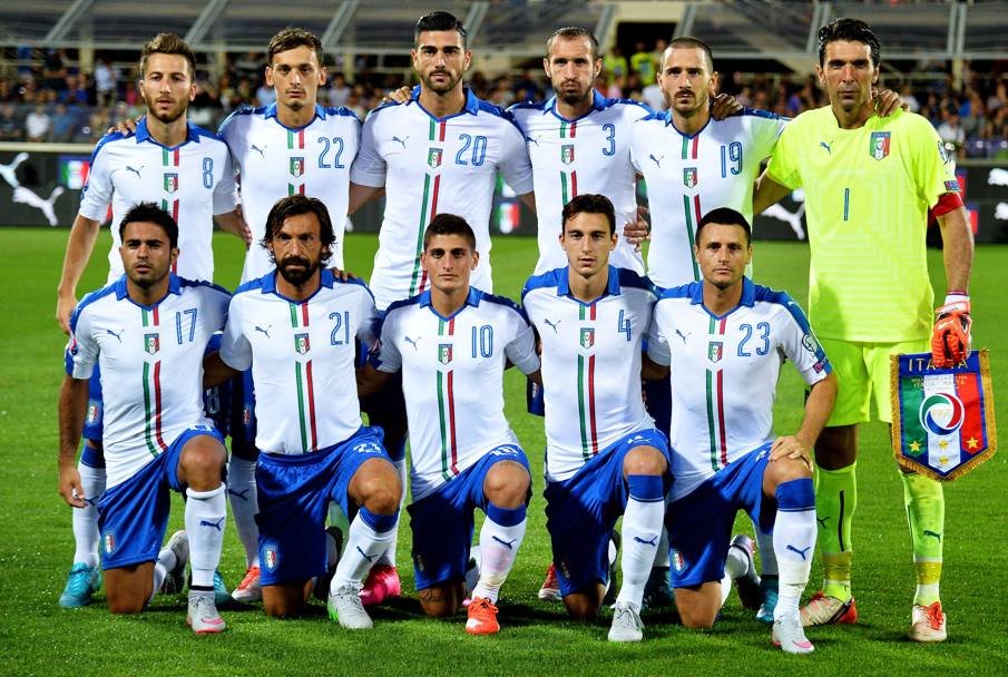 Bertolacci, Gabbiadini, Pell, Chiellini, Bonucci e Buffon in piedi, Eder, Pirlo, Verratti, Darmian e Pasqual accovacciati. Afp